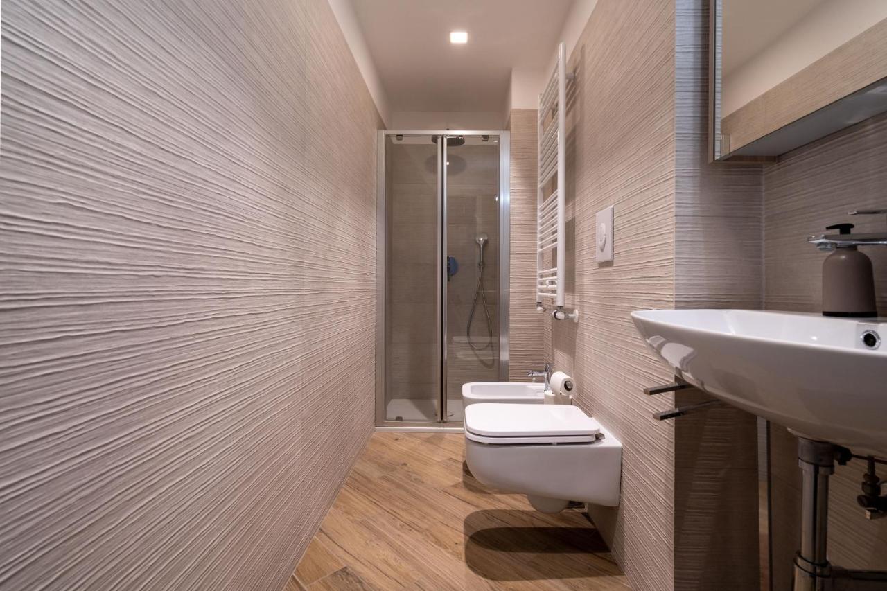 Aurealiving - Trastevere Suite With Rooftop & Gym, Your Place In Рим Экстерьер фото